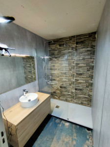 Photo de galerie - Pose de d'équipement de salle de bain, meuble vasque, miroir, paroie de douche, colonne de douche ainsi que des panneaux muraux.