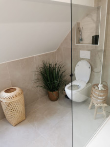 Photo de galerie - Installation des équipements sanitaires dans une salle de bain 