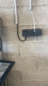 Photo de galerie - Installation prise électrique étanche dans un local industriel. 