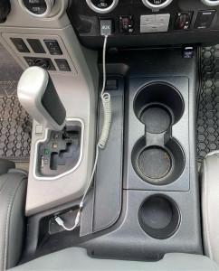 Photo de galerie - Nettoyage intérieur automobile – nettoyage de la console centrale et des surfaces intérieures