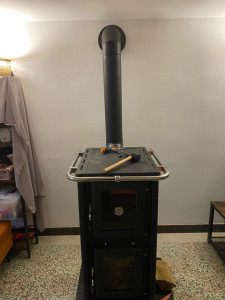 Photo de galerie - Installation d’un poêle à bois avec four intégré, avec toute sa fumisterie.