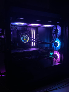 Photo de galerie - Montage d’un ordinateur type gamer, avec une carte processeur Ryzen 7 7800x3D, et une carte graphique RTX 4080 Super. Un refroidissement optimisé, pour un confort de l’utilisateur.