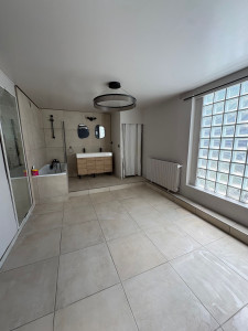 Photo de galerie - Transformation totale d’une salle de bain. Travaux réalisés de A à Z : Pose de carrelage 60x60cm, Peintures murs et plafonds, Remise en état d’un mur (Enduit, enduit de finition, peinture)…