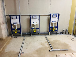 Photo de galerie - Réalisation plomberie en chantier : installation des réseaux sanitaires en plafond (passage et fixation), travail propre et soigné selon les normes.