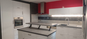 Photo de galerie - Pose cuisine avec îlot snacking 