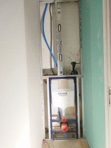 Photo de galerie - Pose de toilette suspendu. 
armature pour plaque de plâtre 
pose appareillage wc- plaque de finition 