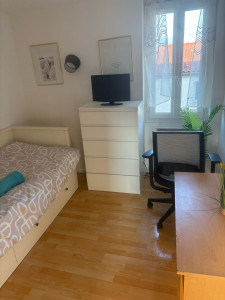 Photo de galerie - Rénovation complète de la pièce : sol, peinture, montage des meubles. Tout a été réalisé du début à la fin. 