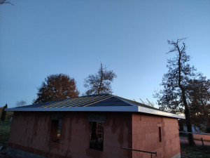 Photo de galerie - Maison 90m2 
en brique avec charpente 4 pentes 