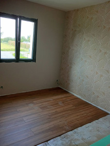 Photo de galerie - Travaux chambre
Pose de parquet
Peinture et papier peint 