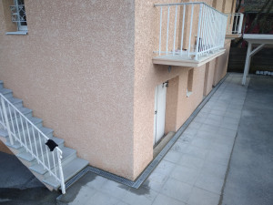 Photo de galerie - Création d'un caniveau en pied de façade