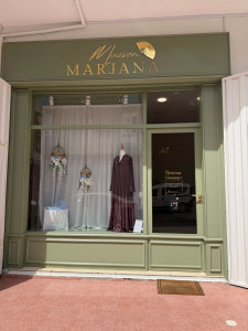 Photo de galerie - ✨ Conception complète de la boutique : décoration, aménagement intérieur & extérieur, vitrine et identité visuelle. Du logo à la communication, j’ai pensé chaque détail pour créer un univers cohérent et professionnel.