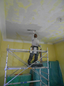 Photo de galerie - Rénovation intégrale au plâtre d'un plafond craquelé.