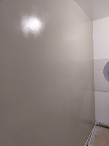 Photo de galerie - Mur en couleur dans une salle de bain après enduit de lissage