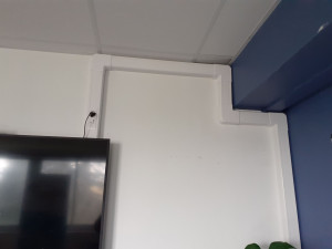 Photo de galerie - Installation d'une goulotte électrique avec prise de courant et prise RJ