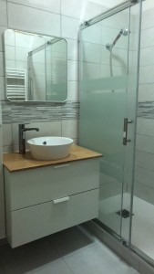 Photo de galerie - Pose de carrelage plus meuble avec vasque et miroir et paroi de douche
