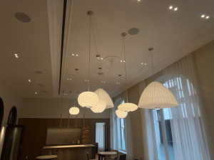 Photo de galerie - Installation de luminaires design (suspensions multiples) avec un travail précis et soigné. Alignement parfait, câblage sécurisé et finitions propres pour un rendu esthétique et professionnel. Test complet effectué pour garantir un fonctionnement optimal.