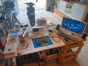 Photo de galerie - Équipé d'un PC, alim de labo, oscilloscope numérique, multimètres, testeur de composants pour dépannage électronique 