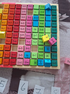 Photo de galerie - Avec du materiel montessori ,mes élèves apprenne à compter ,lire .
ils comprennent mieux  avec une pédagogie plus ciblée grâce à de nombreux outils d’apprentissages.