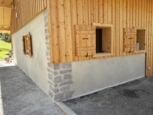 Photo de galerie - Départ d'un mur en parpaings, pose de pierres d'angle et enduit traditionnel. 