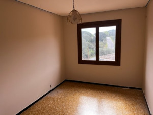 Photo de galerie - AVANT:
Chambre à rénover: peinture, sol, électricité, placard en kit