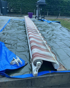 Photo de galerie - Dépose et enlèvement à domicile de tout store banne motorisé et manuel même HS (pas de toile déchiré et pour les manuel il faut une impérativement une sortie de conversion pour les moteur c’est non négociable)