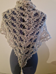 Photo de galerie - Châle au crochet 