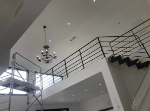 Photo de galerie - Modèle d’un plafond, spot + lustre