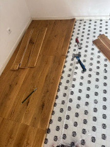 Photo de galerie - Pose de parquet avec finition soignée et professionnelle.