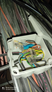 Photo de galerie - Entretien boîte de dérivation.