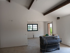 Photo de galerie - Lissage de murs en crépi et mise en peinture 