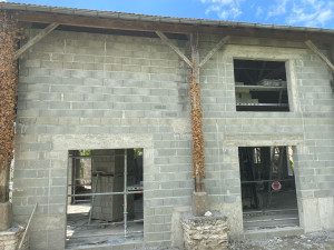 Photo de galerie - Mur parpaing dallage façade pierres vues 