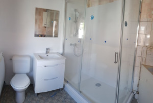 Photo de galerie - Modification salle de bain remplacement d'une baignoire par une douche PMR