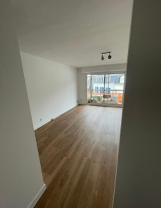 Photo de galerie - Dépose tapisserie et pose de lise de rénovation, mise en peinture et pose de lame PVC