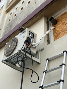 Photo de galerie - Dépannage sur un groupe extérieur monoSplit 