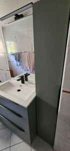 Photo de galerie - Montage de meubles de salle bain, pose de vasque et robinetterie, modification de l'évacuation des eaux usées et arrivées d'eau.