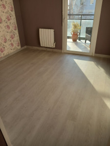 Photo de galerie - Pose sol pvc clipsable et pose plinthes.