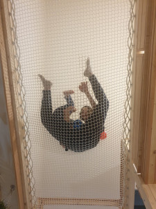 Photo de galerie - Un filet incorporé dans une mezzanine. Quel coin de jeu, de lecture de détente plus qu' original! Filet type catamaran très résistant, de petites mailles pour un confort plus grand, des fixations latérales tous les 15 cm pour une sécurité optimale. 
