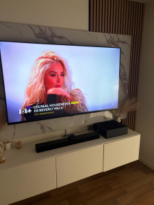 Photo de galerie - Mise en place d’un panneau effet marbre avec pose de panneaux tasseaux 