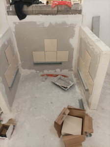 Photo de galerie - Montage de deux murets sur rail avec placo et enduit puis pose de carrelage suite a formation CAP agent de maintenance des bâtiments au Greta