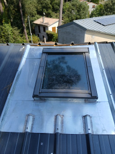 Photo de galerie - Entourage de velux en zinc sur bac acier.