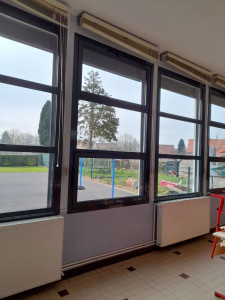 Photo de galerie - Vitres d'une école 
