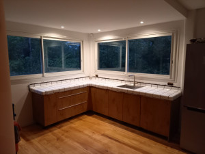 Photo de galerie - Création cuisine sur mesure avec plan de travail carrelé