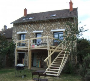 Photo de galerie - Terrasse 16m² asymétrique en R+1 en bois d'Accoya® avec filet inox Weber® et escalier évasé vers le jardin.
Un projet à 40000€
