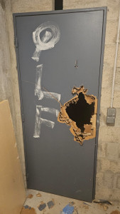 Photo de galerie - Porte de cave - AVANT 