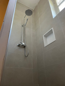Photo de galerie - Création d’une douche en lieu et place d’une baignoire (plomberie + faïence)