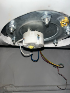 Photo de galerie - Remplacement du thermostat et de la résistance sur chauffe-eau : Dépose des éléments défectueux, pose et raccordement du matériel neuf, réglage de la température et tests de remise en service.