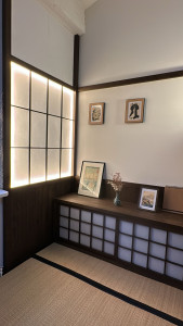 Photo de galerie - Réalisation d'un décors et meuble assorti en hêtre teinté, style Shoji avec éclairage LED intégré 
