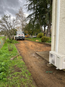 Photo de galerie - Terrassement d’une cours évacuation des anciens gravats mise en place de grattage de route avec finition gravier 6/10 bleu compacte.passage de réseaux pour mise en place de luminaires 