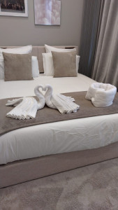 Photo de galerie - Nettoyage professionnel et préparation de chambres Airbnb. Lit soigné, linge propre, serviettes bien pliées et accueil impeccable des voyageurs.