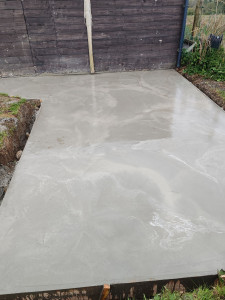 Photo de galerie - Terrasse en béton pour construire un poulailler. 